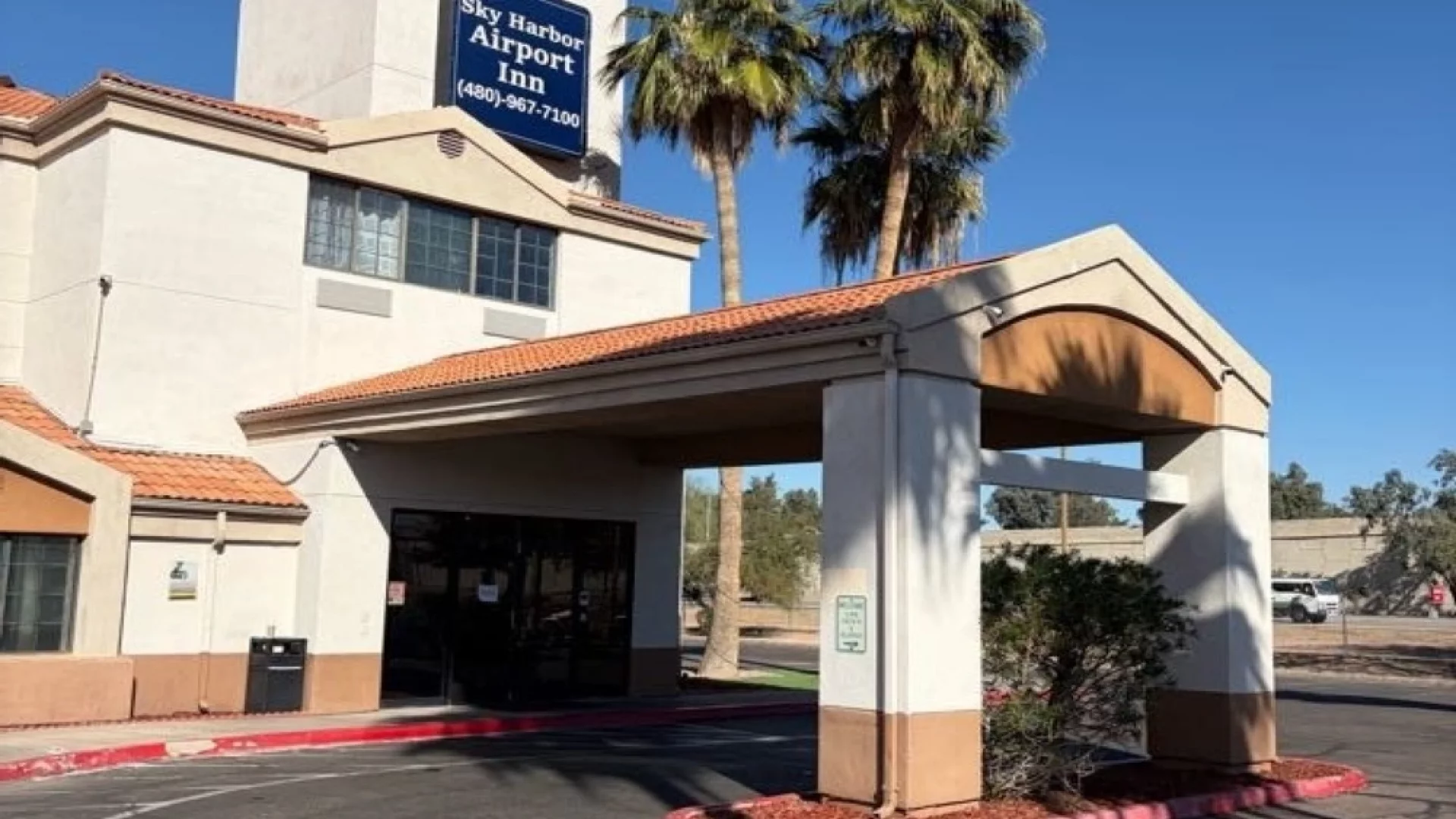 Sky Harbor Airport Inn Slider 1